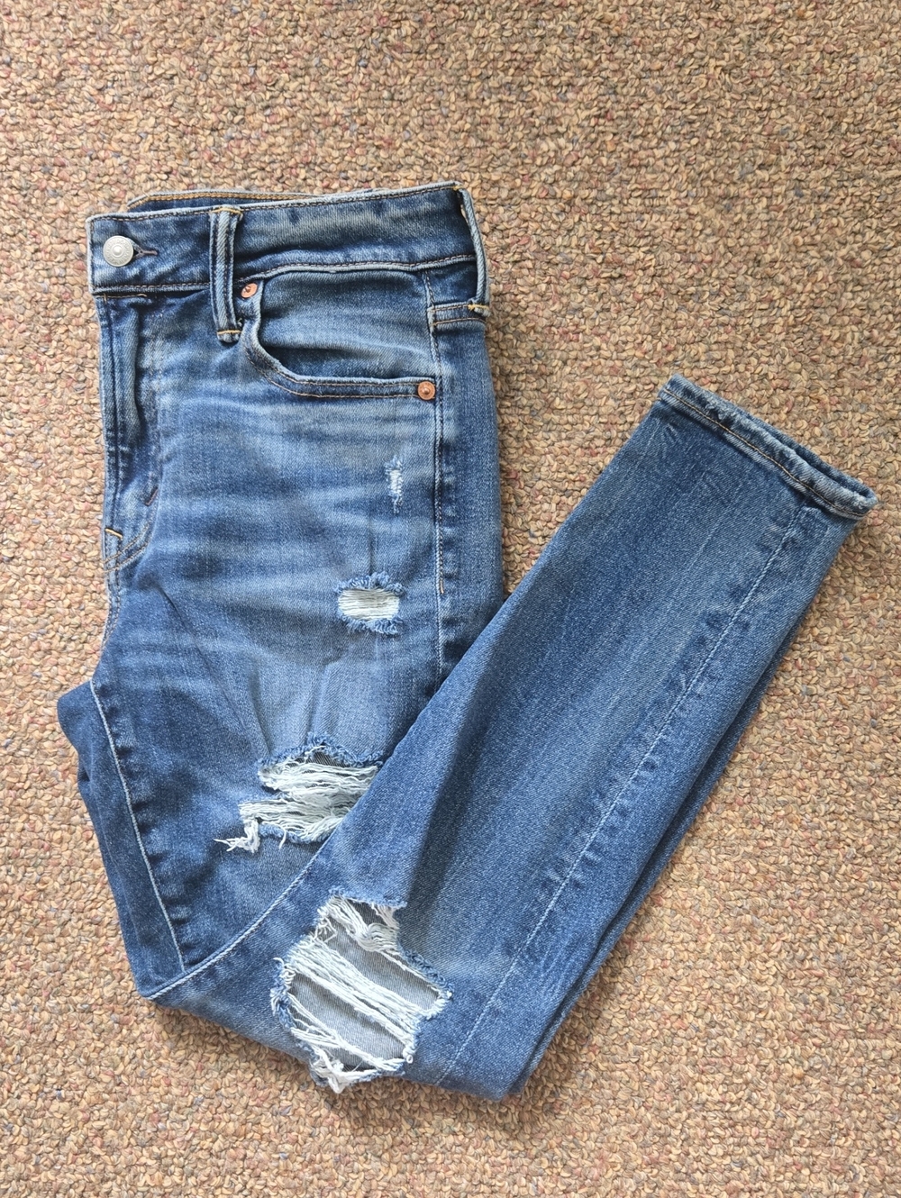 NWOT American Eagle High-Rise Distressed Jegging